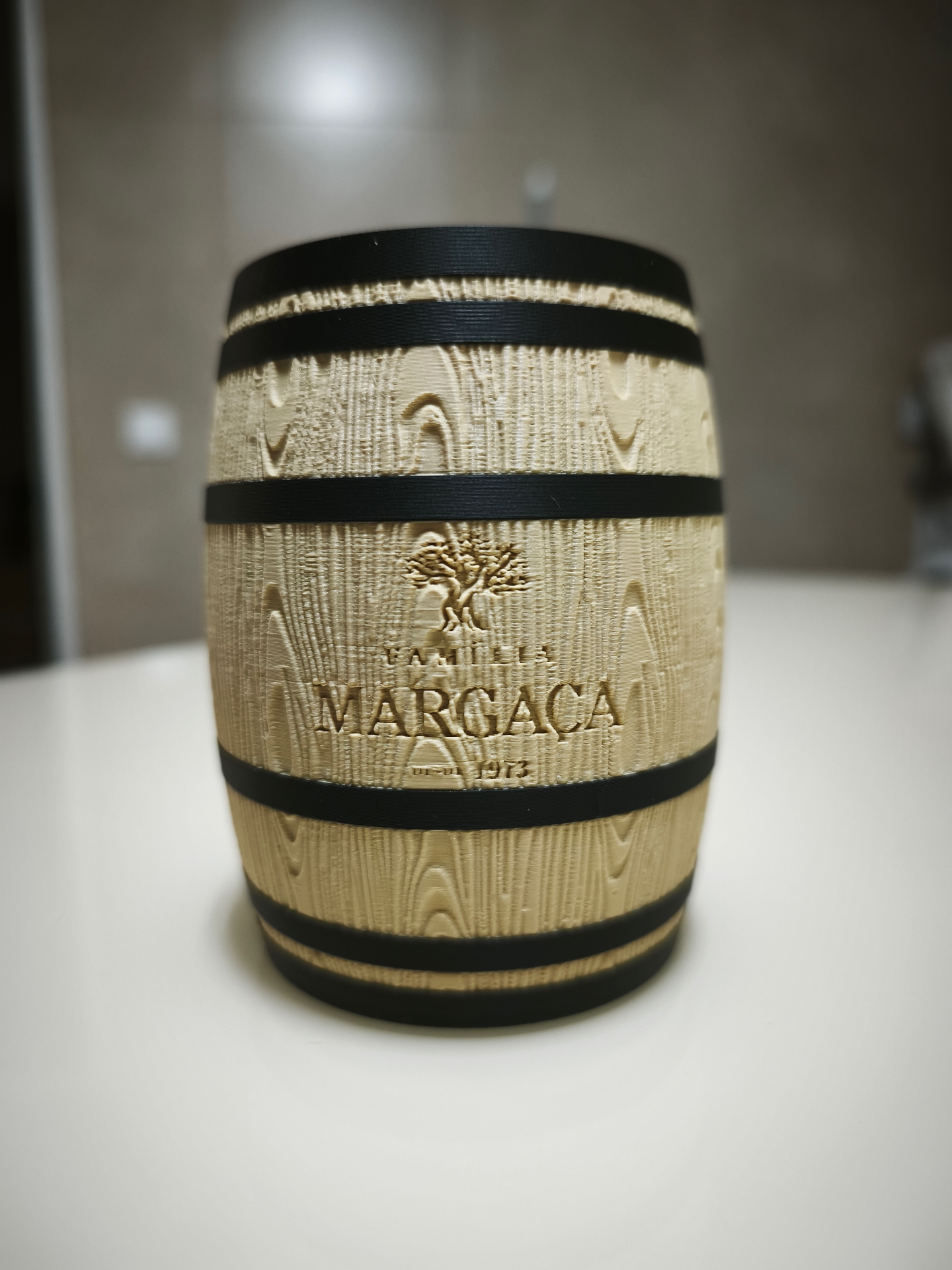 Barril personalizado impresso em 3D com textura de madeira e gravação Quinta Margaça