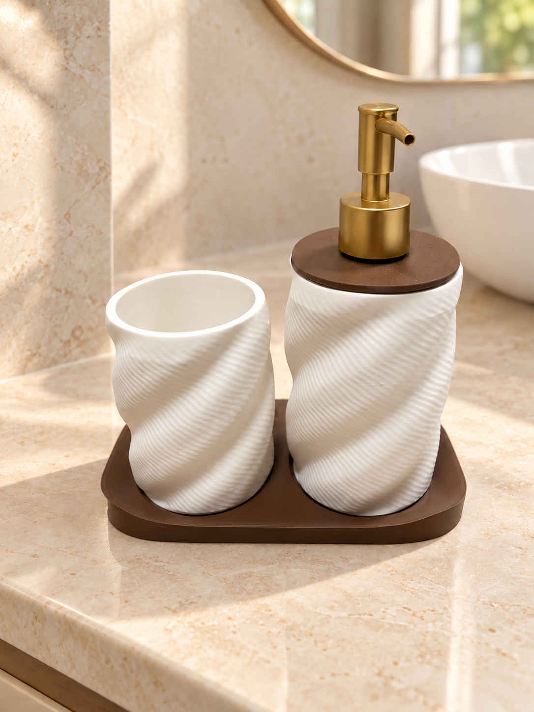 Conjunto de casa de banho impresso em 3D em branco com textura espiral, com dispensador de sabonete, copo porta-escovas e base castanha