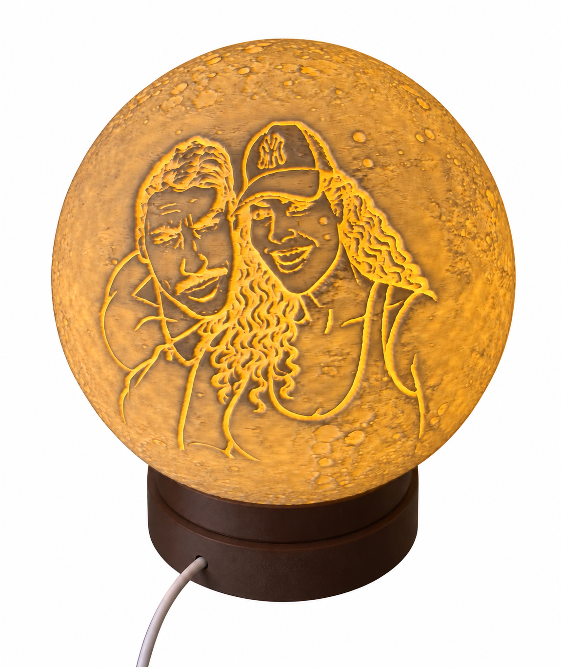 Candeeiro em forma de lua impresso em 3D com fotografia gravada em relevo, aceso sobre base castanha